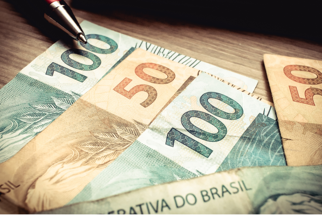 Salário mínimo de 2027 deve ter aumento real acima da inflação e impactar empresas, folha de pagamento e benefícios previdenciários.